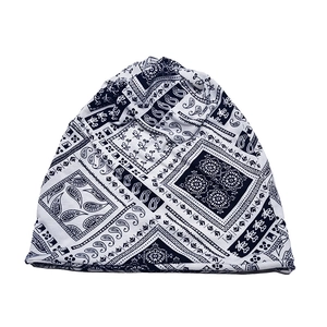 Detail der weichen Paisley-Baumwollmütze mit atmungsaktiver Stricktextur und Faltenwurf