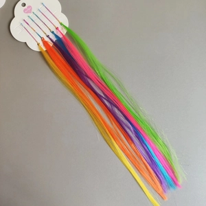 Dettaglio di extension colorate in fibra sintetica su scheda di presentazione a nuvola