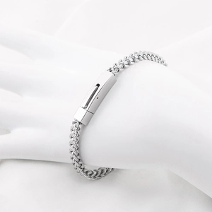 Bracciale a catena intrecciata da 4mm color argento su un display per modelli bianco