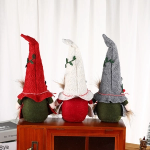 Drei langbeinige Weihnachtsgnome in Rot Weiß und Grau auf einem Holzregal Dekoration