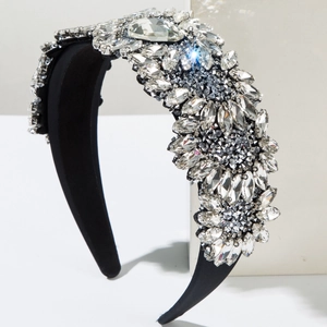 Serre-tête large style baroque orné de cristaux étincelants sur satin noir chic