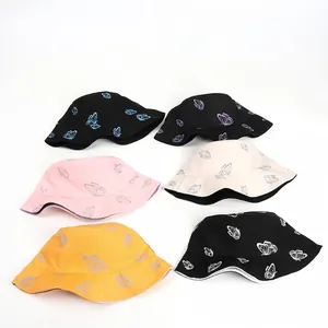 Chapeau bob réversible pour femme avec motifs papillons en plusieurs couleurs comme le jaune