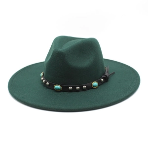 Detail eines dunkelgrünen Fedora-Hutes mit schwarzem Lederband, Türkis und Metallnieten