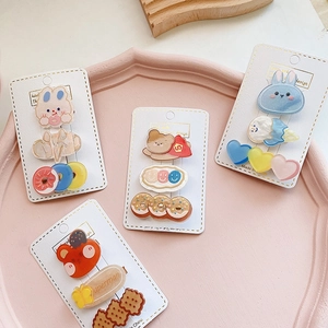 Detalle macro de pinzas para el cabello de acrílico con ositos y motivos de donuts