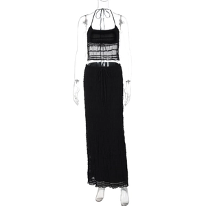 Détail de l'ensemble haut dos nu noir et jupe longue froncée avec rubans de taille élégants