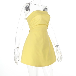Détail de la robe bustier jaune courte avec buste plissé et silhouette évasée en ligne A