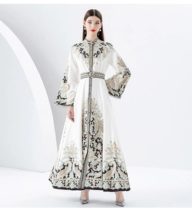 Détails de l'imprimé paisley sur robe blanche à manches évasées avec ceinture assortie