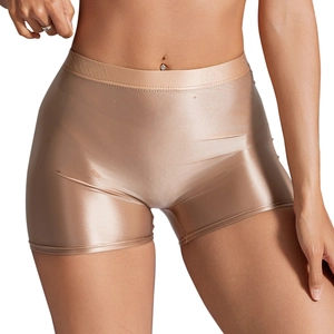 Dettaglio ravvicinato della finitura lucida oro champagne degli shorts da yoga a vita alta