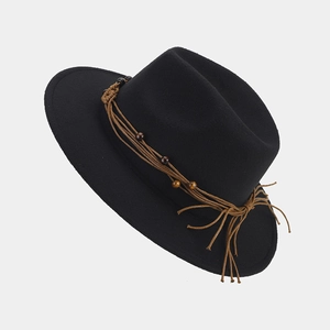 Detalle del sombrero fedora de fieltro negro con cuerda trenzada marrón y cuentas de adorno