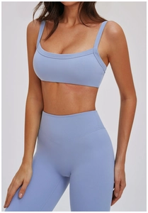 Dettaglio del reggiseno yoga celeste e dei leggings a vita alta a V con finitura opaca