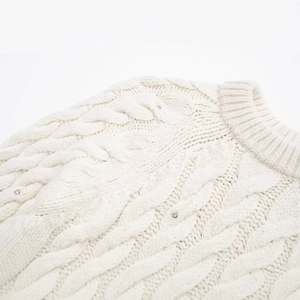 Weißer Grobstrickpullover mit Zopfmuster, Paillettenverzierung und Rundhalsausschnitt