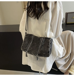 Rückansicht eines Modells mit einer grauen Crossbody-Tasche aus gewaschenem Denim