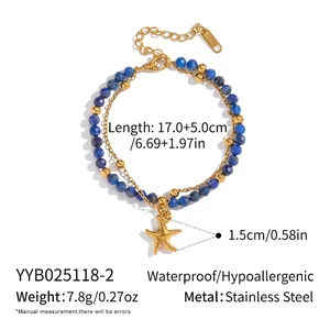 Dettaglio del bracciale a doppio strato in acciaio inossidabile con perline blu e stella