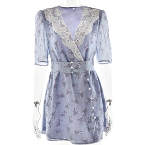 Robe fleurie bleue avec col en V, bordure en dentelle et ceinture de style français