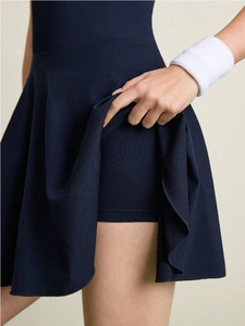 Robe de tennis sans couture bleu marine avec short intégré et dos nu élégant