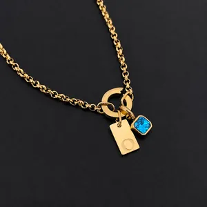 Collar de acero inoxidable chapado en oro de 14K con cristal azul y colgante de letra O