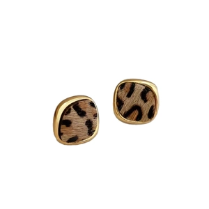 Vintage-Ohrstecker mit Leopardenmuster und Goldrand für einen minimalistischen Look