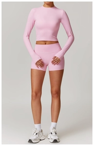 Ensemble de yoga rose avec passe-pouces et détails de texture nervurée du tissu