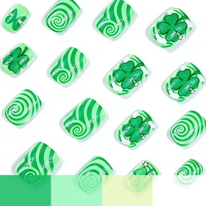 Kurze quadratische St. Patrick's Day Kunstnägel mit Kleeblatt- und Wellenmustern