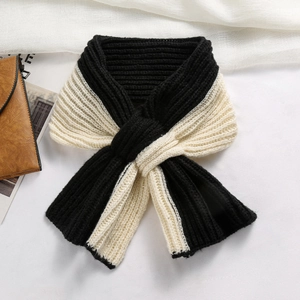 Gros plan détaillé d'une écharpe en maille noire et blanche avec une texture douce et croisée