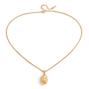 Détail macro du collier médaillon ovale en acier inoxydable doré et incrustation de zircons