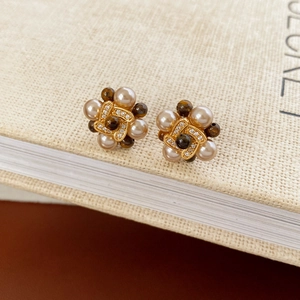 Détails des boucles d'oreilles fleur vintage avec perles, pierres œil de tigre et plaqué or