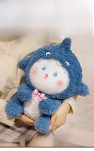 Detail von Plüschhai-Katze mit blauer Kapuze und rosa Schleife im Arm