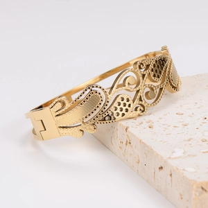 Elegante bracciale rigido dorato traforato con foglie di grano su base in pietra naturale