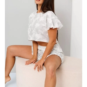 Set lounge due pezzi tie-dye da donna con crop top a maniche corte e pantaloncini