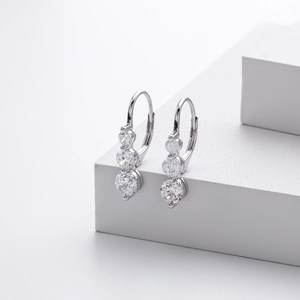 Boucles d'oreilles en argent S925 avec trois zircons dégradés sur bloc de pierre