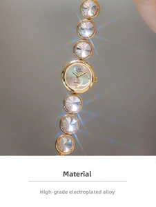 Gros plan sur le bracelet de montre en or champagne orné de cristaux de luxe étincelants