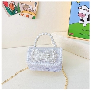 Détail du sac enfant en sequins bleu clair avec nœud en perles et chaîne dorée