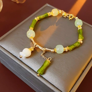 Détail des perles en bambou et pendentif fleur sur un bracelet de style vintage