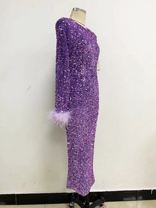 Détail de la robe à paillettes violette avec d'élégantes plumes d'autruche aux manches
