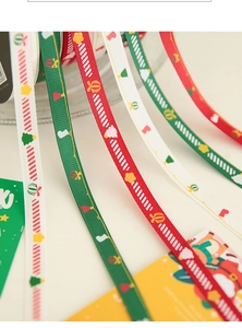 Gros plan de rubans festifs en gros-grain avec motifs de sapins et de chaussettes