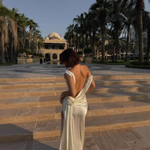 Elegante abito da sera in raso avorio con fiore 3D e spacco alto sulla gamba