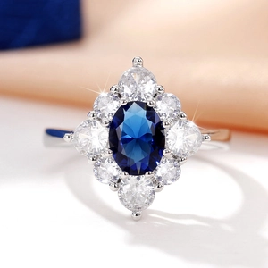 Makroansicht luxuriöser saphirblauer Zirkonia-Ring mit ovalem Stein und Diamant-Halo