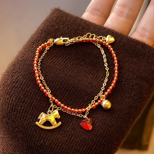 Bracelet double couche plaqué or 18 carats avec pendentif cheval et cristal rouge