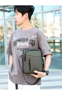 Borsa a tracolla verticale uomo verde scuro in tessuto oxford impermeabile con cinghia