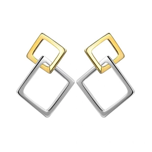 Gros plan de boucles d'oreilles carrées entrelacées avec placage d'or et d'argent