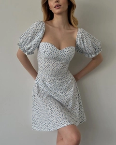 Gros plan d'une robe fleurie vintage avec manches bouffantes et col en cœur
