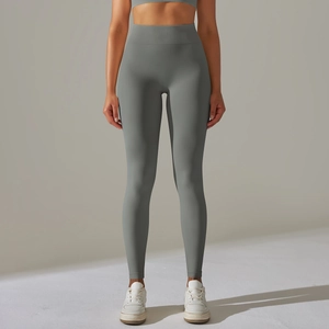 Détail du legging de yoga sans couture à taille haute avec contrôle du ventre en gris