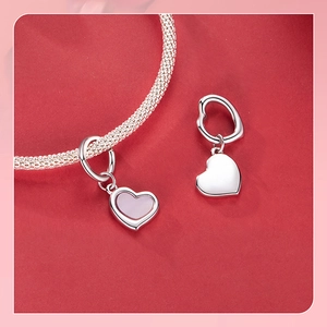 Bracelet charms cœur en argent S925 avec incrustation en nacre rose sur fond rouge intense