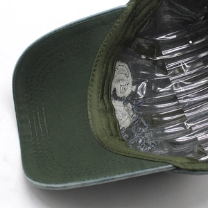 Dettaglio della cucitura interna e della fascia parasudore del cappello verde