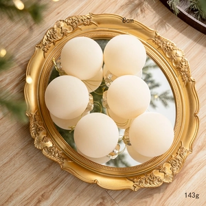 Lot de 6 boules de Noël floquées blanc crème 8cm sur un plateau miroir doré