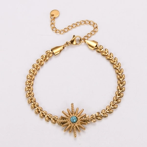 Détail du bracelet chaîne épis de blé doré avec pendentif étoile et pierre bleue