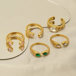 5-teiliges vergoldetes Minimalist-Ring-Set mit bunten Zirkonen auf beigem Leinenstoff