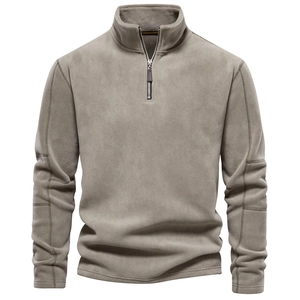 Détail du col montant et du demi-zip sur le sweat-shirt en polaire de couleur kaki