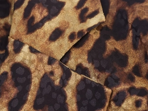 Vista macro detallada de la textura de leopardo y costuras de alta calidad en el traje
