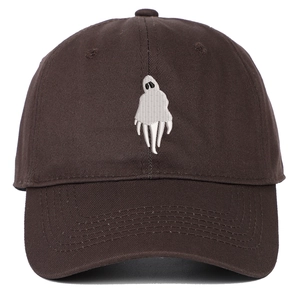 Gros plan de la broderie fantôme blanche sur casquette de baseball en coton marron foncé